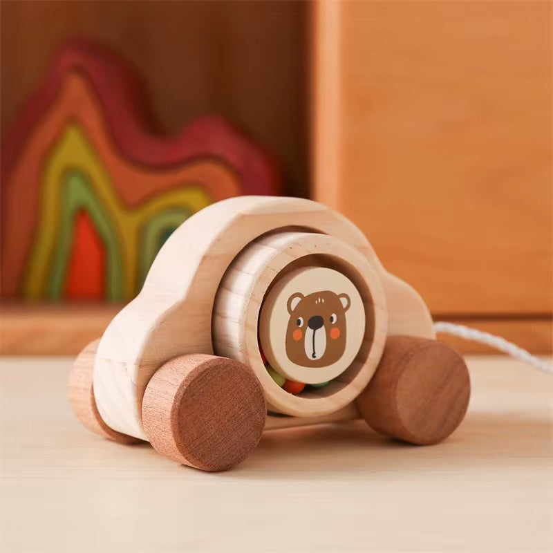 Holzauto mit Bärenmotiv