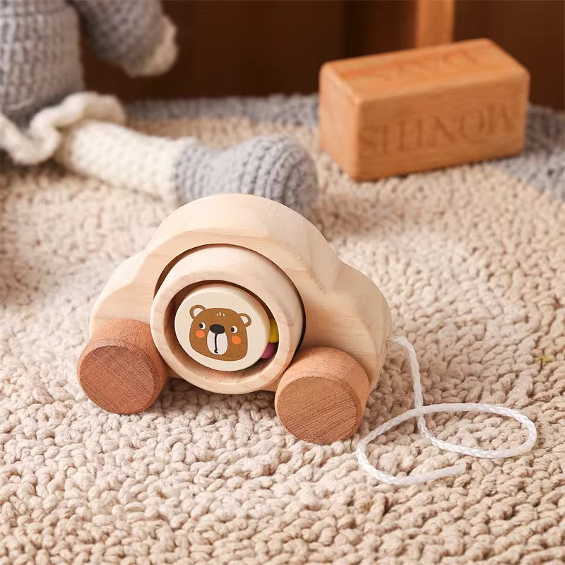 Holzauto mit Bärenmotiv