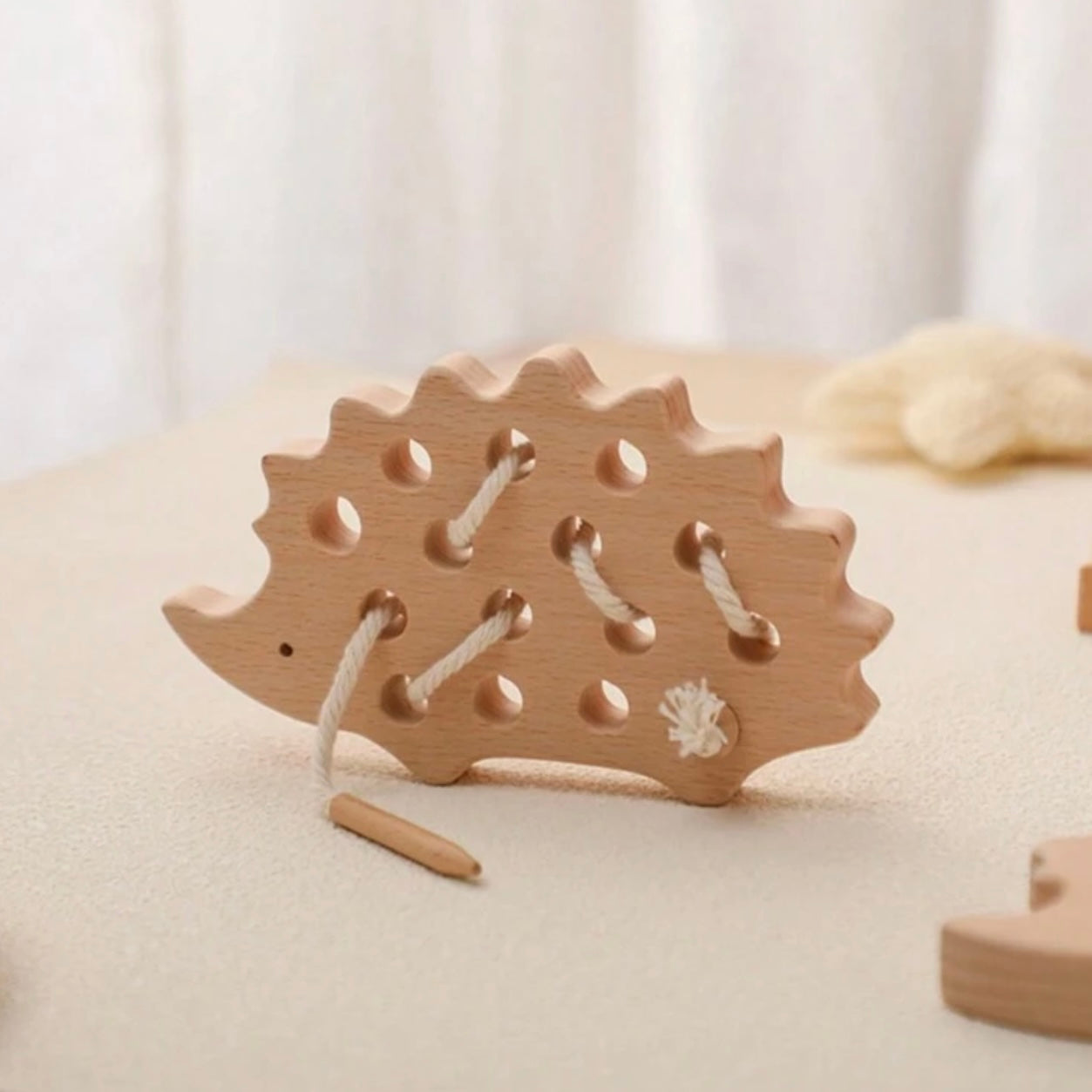 Montessori Igel Fädelspiel aus Holz