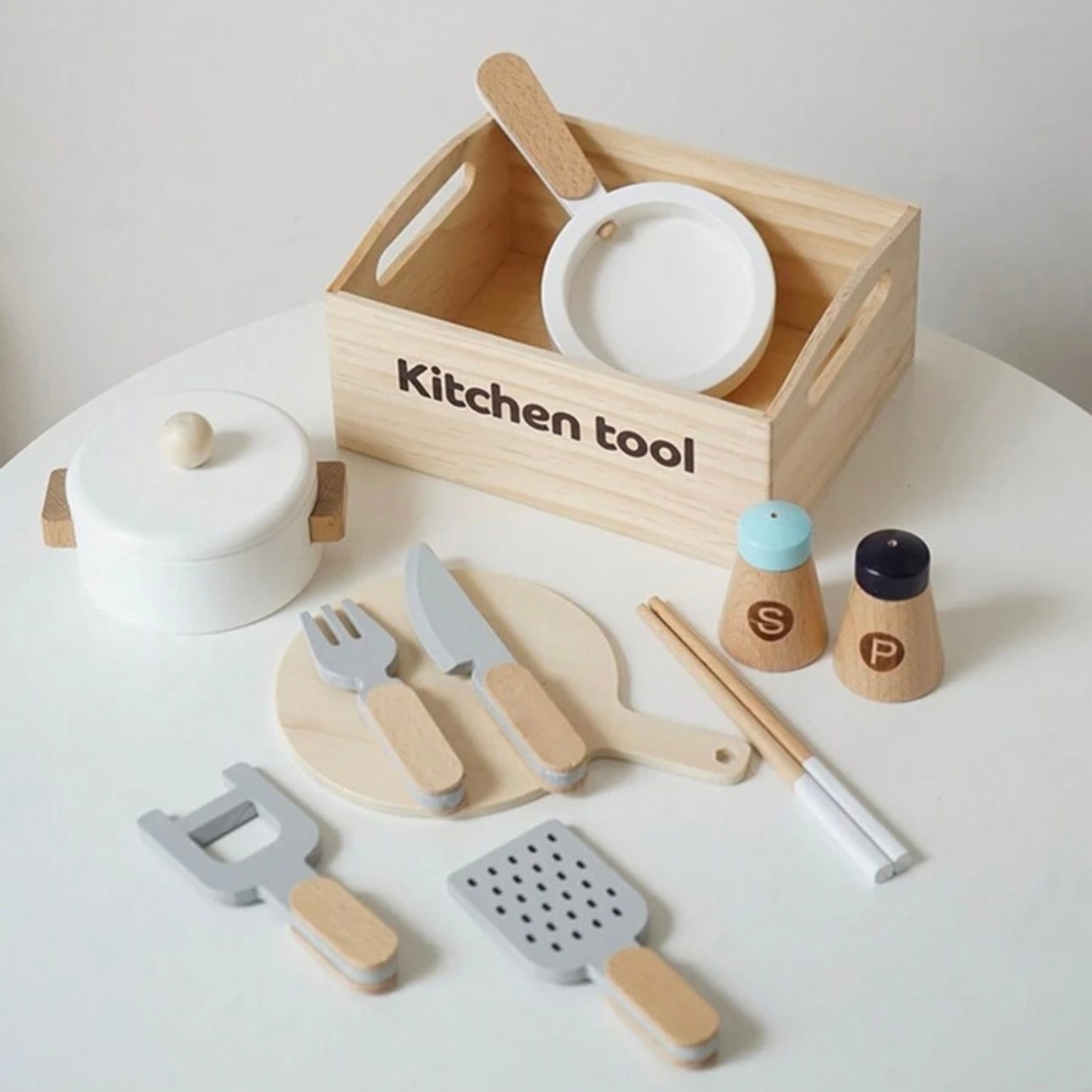 Montessori Küchenutensilien aus Holz