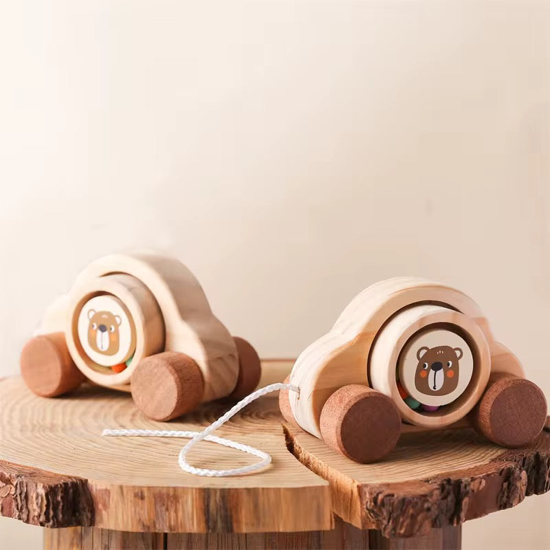 Holzauto mit Bärenmotiv